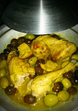 Une photo de Tajine de poulet aux olives vertes et mauves 🍴