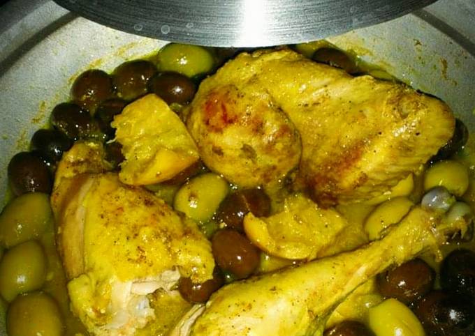 Tajine de poulet aux olives vertes et mauves 🍴