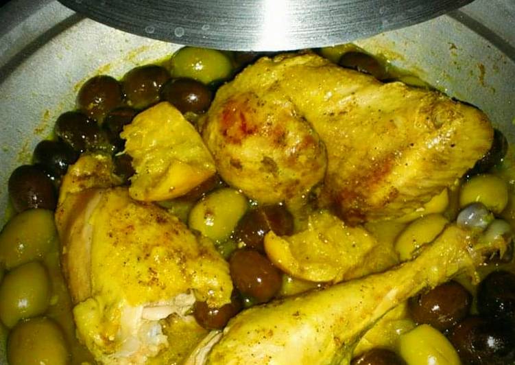 Comment faire Cuire Parfait Tajine de poulet aux olives vertes et
mauves 🍴