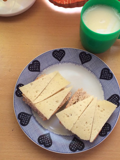 Una foto de Pan de soja con queso curado + leche de arroz y coco