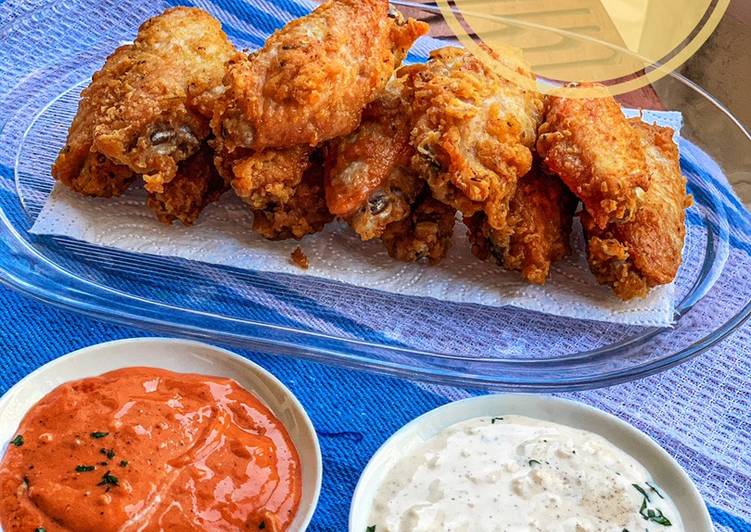 Cara Gampang Menyiapkan Crispy Chicken Wings with Blue Cheese Dipping Sauce &amp; Spicy Mustard Sauce, Enak