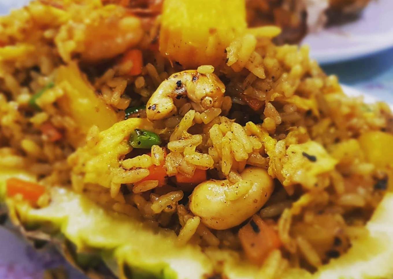 Nasi goreng nanas dengan udang khas thailand