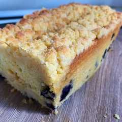 Una foto de Budín de limón y arándanos con crumble ✨