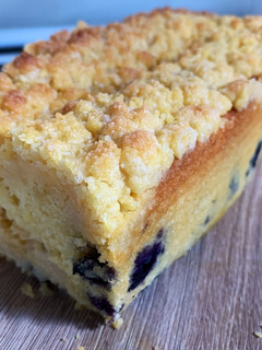 Una foto de Budín de limón y arándanos con crumble ✨