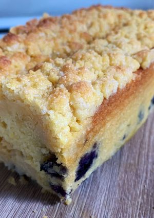 Una foto de Budín de limón y arándanos con crumble ✨
