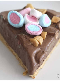Una foto de Tarta helada de chocolate con nubes