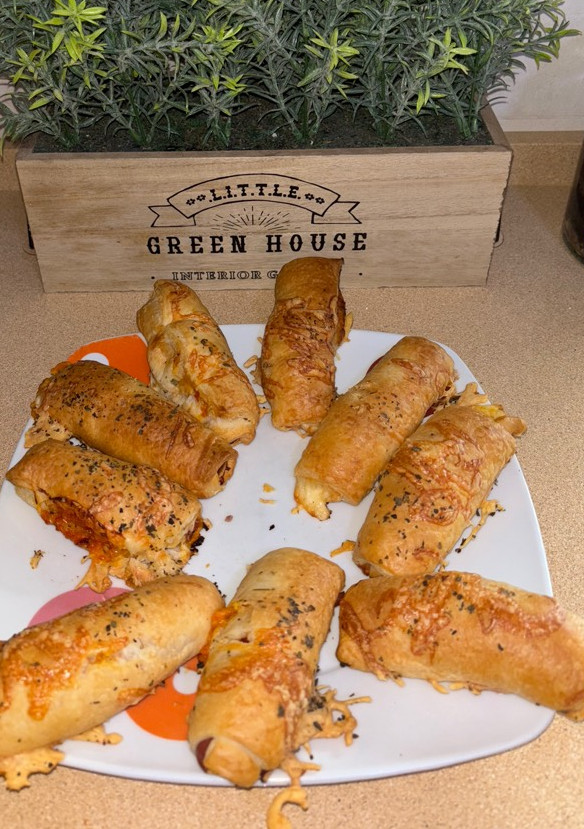 Una foto de Rollitos de Hojaldre rellenos de salchichas