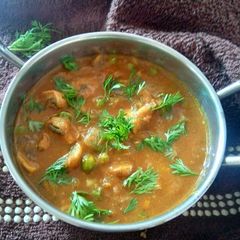 A picture of Mushroom matar masala.