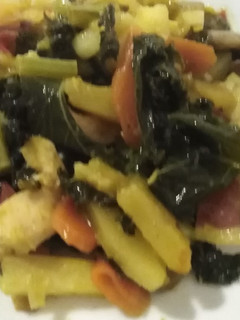 Una foto de Pollo guisado con verduras