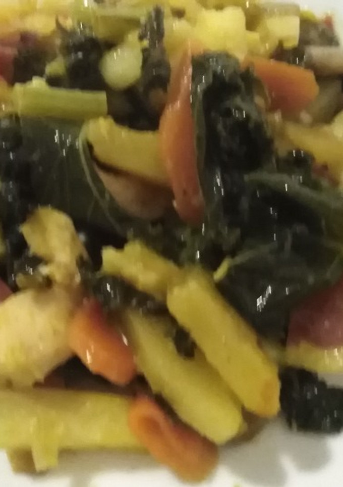 Una foto de Pollo guisado con verduras