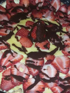 Una foto de Tarta de frutilla y crema pastelera fácil