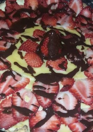 Una foto de Tarta de frutilla y crema pastelera fácil