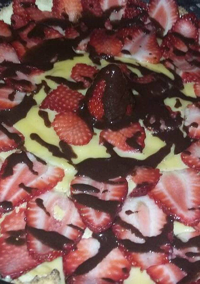 Una foto de Tarta de frutilla y crema pastelera fácil
