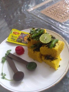 गुजराती खम्मन ढोकला (gujarati khaman dhokla recipe in hindi) रेसिपी मुख्य फोटो