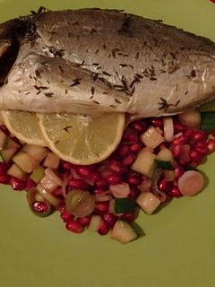Egészben sült aranydurbincs gránátalma salátával recept fotója