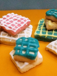 Una foto de Galletas geométricas con glaseado real cremoso