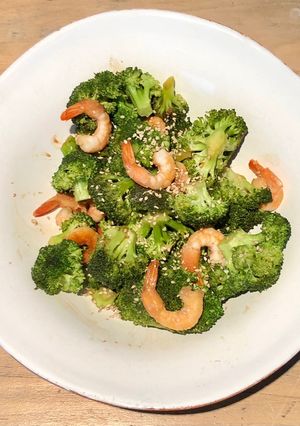 Une photo de Poêlée de brocoli aux crevettes