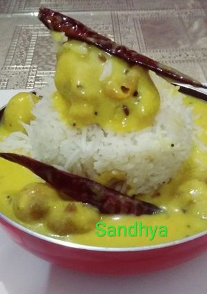 A picture of Kadhi chawal.