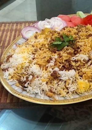 A picture of Masoor aur qeema ka pulao.