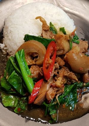 รูปของ ข้าวกะเพราขาหมู