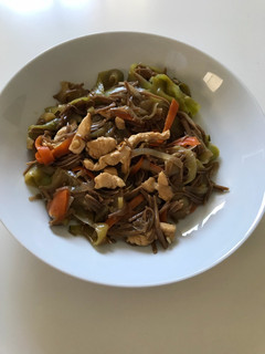 Una foto de Noodles de pollo con verduras