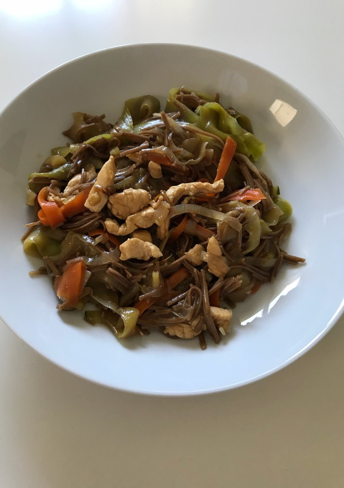 Una foto de Noodles de pollo con verduras