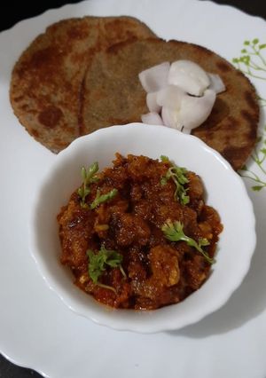 A picture of Jhunka sabzi with Bajre ki Roti.