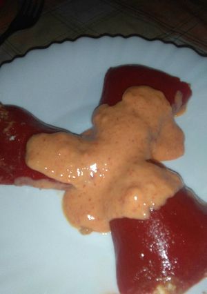 Una foto de Pimientos del piquillo rellenos de atún en salsa