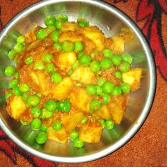 A picture of Aloo matar.