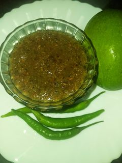 कच्चे आम और पुदीना की चटनी (kachhe aam aur pudina ki chutney recipe in Hindi) रेसिपी मुख्य फोटो