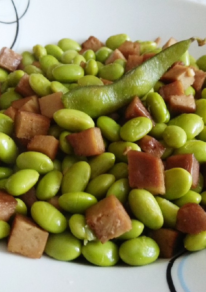 Una foto de Edamame Salteado con seitán