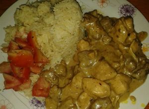 Una foto de Pollo y carne con salsa satay