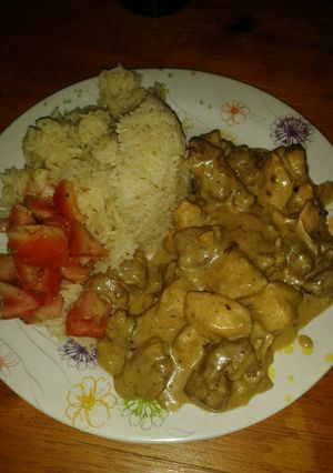 Una foto de Pollo y carne con salsa satay