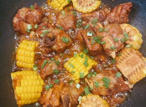 Hình của món Sườn rim ngô ngọt.