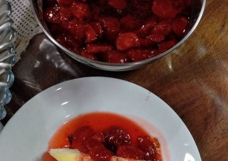 Torta de Ricota com Calda de Morango