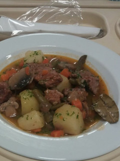 Una foto de Estofado de ternera🐄🍜🍷