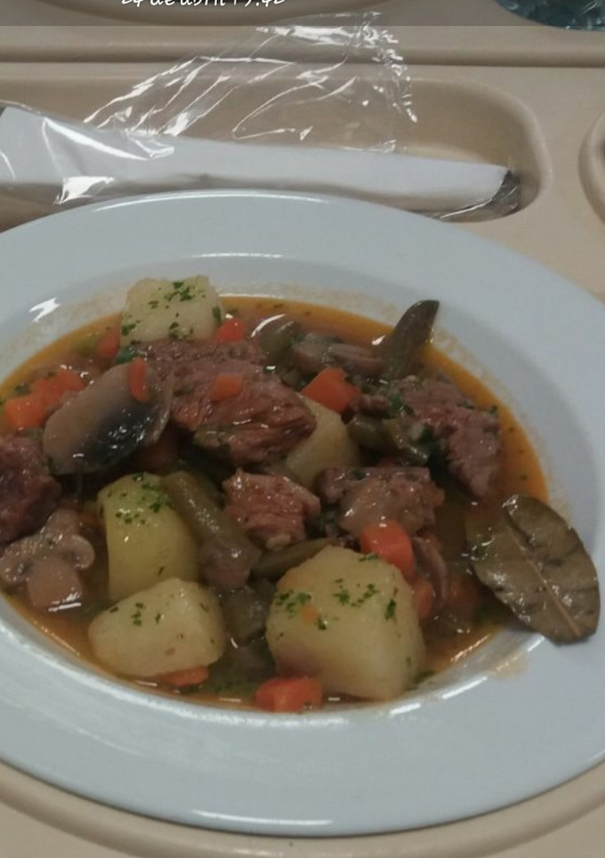 Una foto de Estofado de ternera🐄🍜🍷