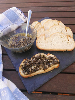 Una foto de Vinagreta de aceitunas negras