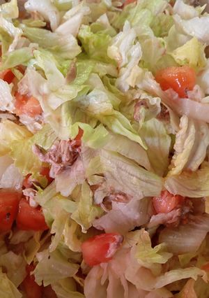 Una foto de Ensalada de lechuga, tomate y jurel 🇨🇱