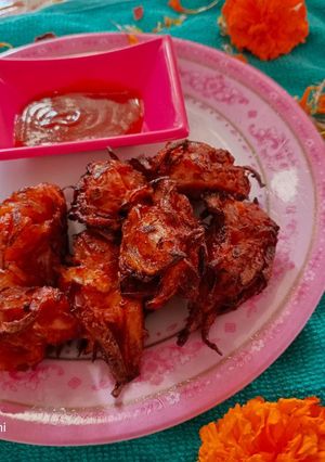 ક્રિસ્પી ડુંગળીના ભજીયા (Crispy Onion Bhajiya Recipe In Gujarati) રેસીપી મુખ્ય ફોટો