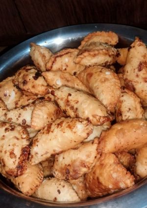 गुजिया (Gujiya recipe in hindi) रेसिपी मुख्य फोटो