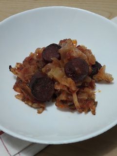 O poză a rețetei Varză murată cu cârnați afumați.