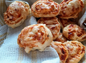 Sütőporos, sonkás - sajtos pizzás csiga 🐌🐌🐌 recept fotója