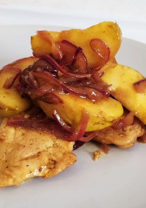 Una foto de Pollo con Manzanas