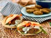 Una foto de salsa yogurt para falafel