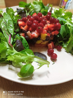 Una foto de Tartar de frutas del bosque