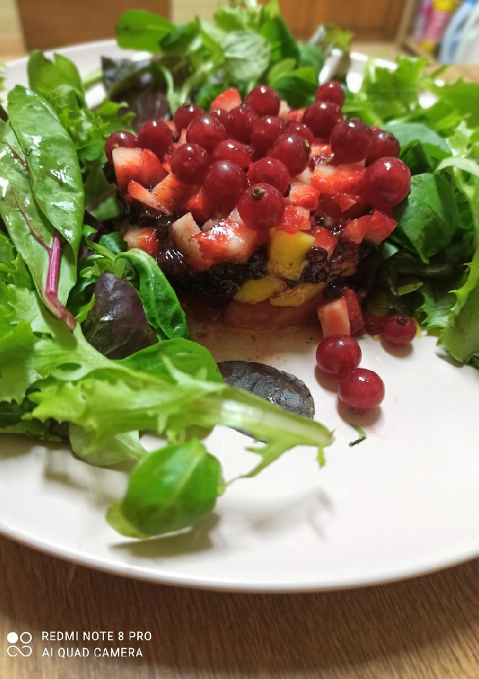 Una foto de Tartar de frutas del bosque