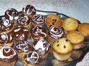 Una foto de postres con nata