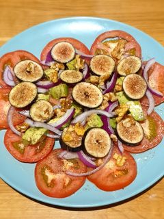 Una foto de Ensalada de tomates e higos