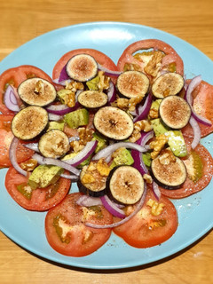 Una foto de Ensalada de tomates e higos